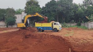 Jasa urugan tanah profesional Wira Konstruksi. Sedia tanah merah, padas, sirtu, & makadam berkualitas untuk sasis fondasi kokoh. Hubungi Bpk Alfa: 0813-9813-9398.