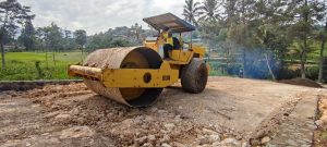 Jasa pemadatan tanah profesional Wira Konstruksi. Solusi lapisan dasar pondasi kokoh, padat merata, & bebas amblas dengan alat berat. Hubungi Bpk Alfa: 0813-9813-9398.