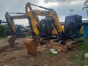 Rental alat berat per jam di Jakarta, Bogor, Depok, Tangerang, Bekasi, Subang & Bandung. Excavator, bulldozer, dump truck. Operator SIO. Wira Konstruksi.