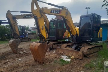 Rental alat berat per jam di Jakarta, Bogor, Depok, Tangerang, Bekasi, Subang & Bandung. Excavator, bulldozer, dump truck. Operator SIO. Wira Konstruksi.